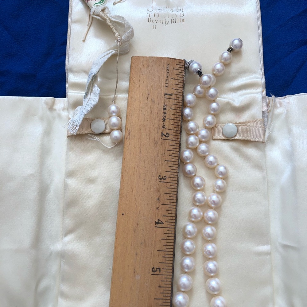 Classic Vintage Cultured Pearl Necklace with Satin Holder - Picture 3 of 5